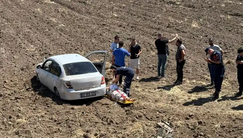 Osmaniye'de Otomobil Tarlaya Uçtu: Üç Kişi Yaralandı