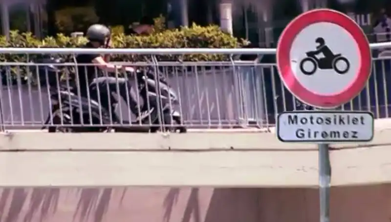 Üst Geçit Motokuryelerin İşgali Altında: Hem Korna Hem de Tehditler!