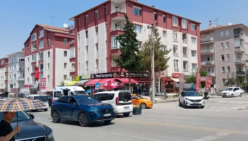 Taksi ve Otomobil Çarpıştı: Kaza Anları Güvenlik Kamerasında
