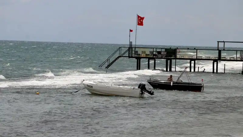 Poyraz Fırtınası Sahil Güvenliği Tehdit Etti: Denize Girmek Yasaklandı