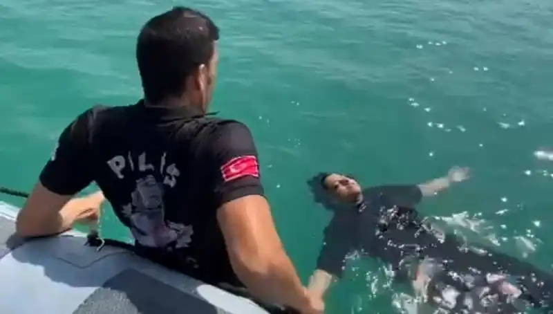 Baraj Gölüne Düşen Kadın Gemi Adamları Tarafından Son Anda Kurtarıldı