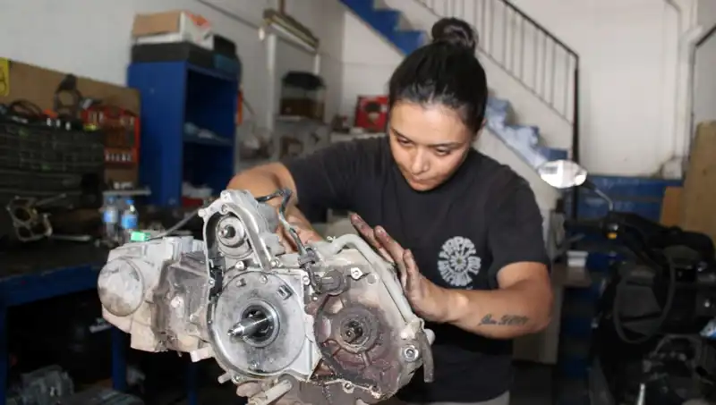 Eşi Çırak Bulamıyordu: 33 Yaşındaki Kadın Motor Ustası Olma Hikayesini Anlatıyor
