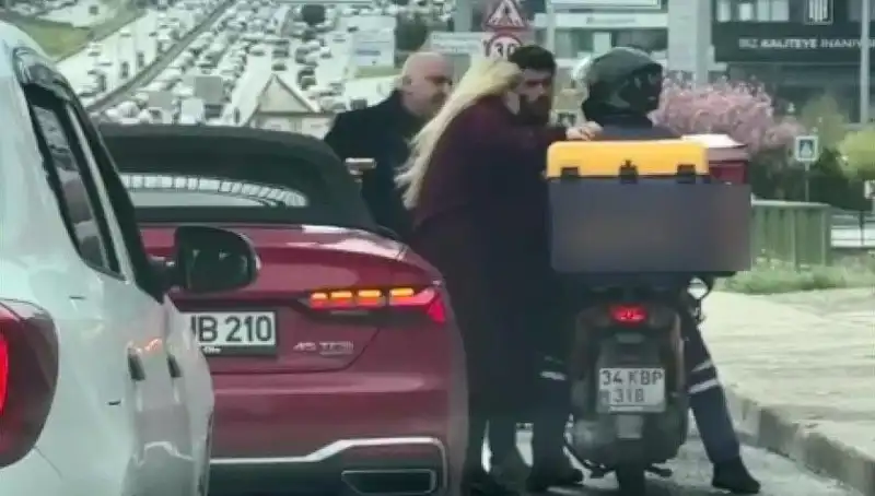 D-100'de Korku Dolu Anlar: Motokuryeye Silah Çeken Şahıs Yakalandı