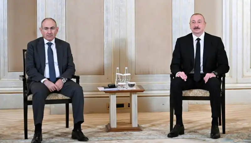 Aliyev ve Paşinyan, Barış Sürecinde Tarihi Adım için Abu Dabi'de Buluştu