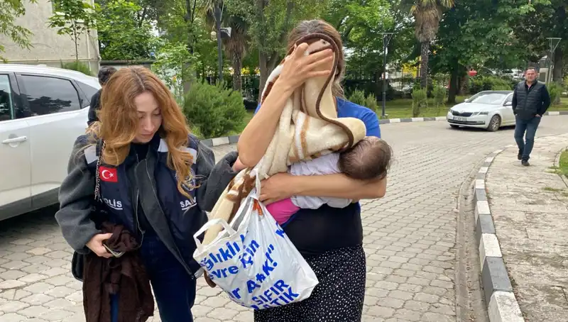 Evlerden Hırsızlık Yapan Kadın, Güvenlik Kamerasında Yakalandı!