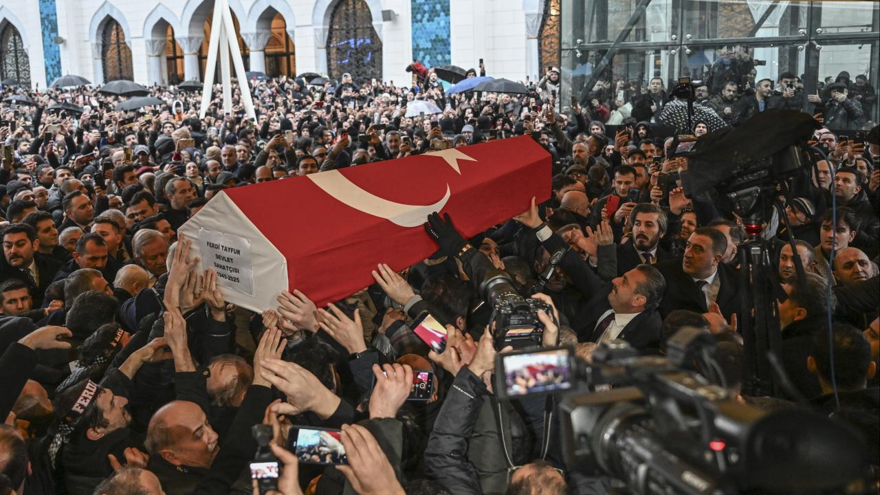 Ünlü sanatçı Ferdi Tayfur'u sevenler son yolculuğuna uğurladı