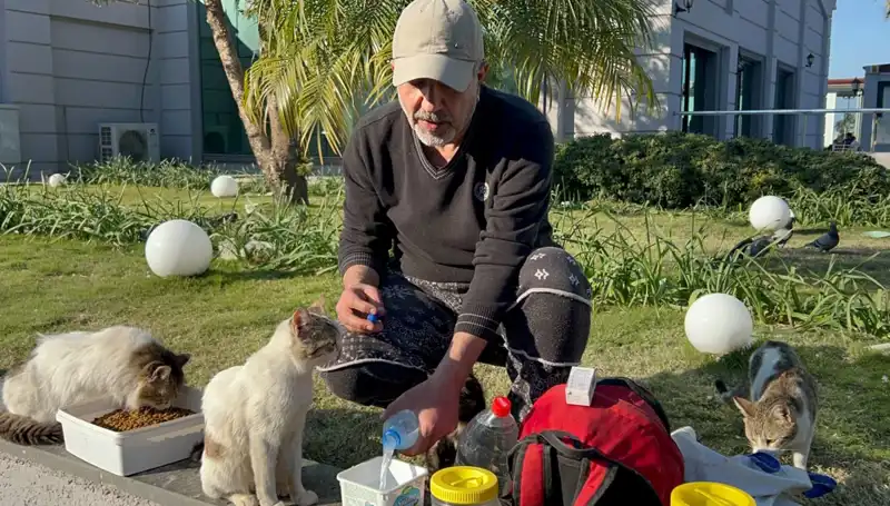 59 Yaşındaki Adamın Gündelik 8 Kilometrelik Yürüyüşü: Merhamet ve İyi Niyetle Dolup Taşıyor