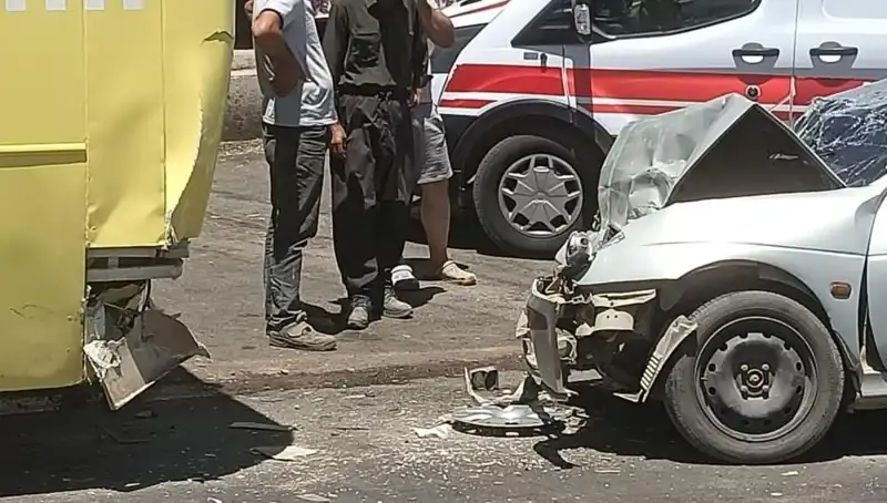 İstanbul’da Halk Otobüsü ile Otomobil Kazası: İki Yaralı