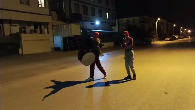 Erzincan Sokaklarında Sahur Coşkusu: "Örümcek Adamlar" Eğlenceli Anlar Yaratıyor