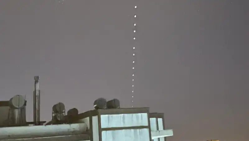 Adana'da Starlink Uyduları Gökyüzünü Aydınlattı: Vatandaşlar Merakla İzledi