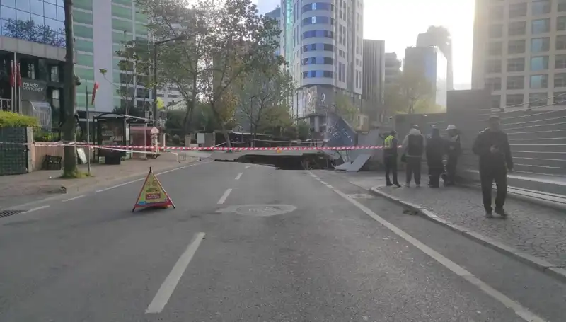 Sarıyer'de Yol Çökmesi: Cadde Trafiğe Kapatıldı, Nedenleri Neler?