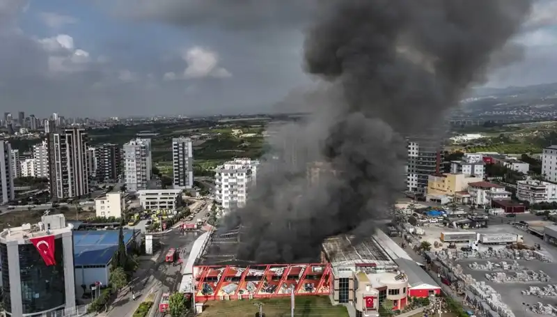 Mersin’deki Fabrika Yangını Korku Dolu Anlar Yaşattı, TOMA Da Olay Yerindeydi