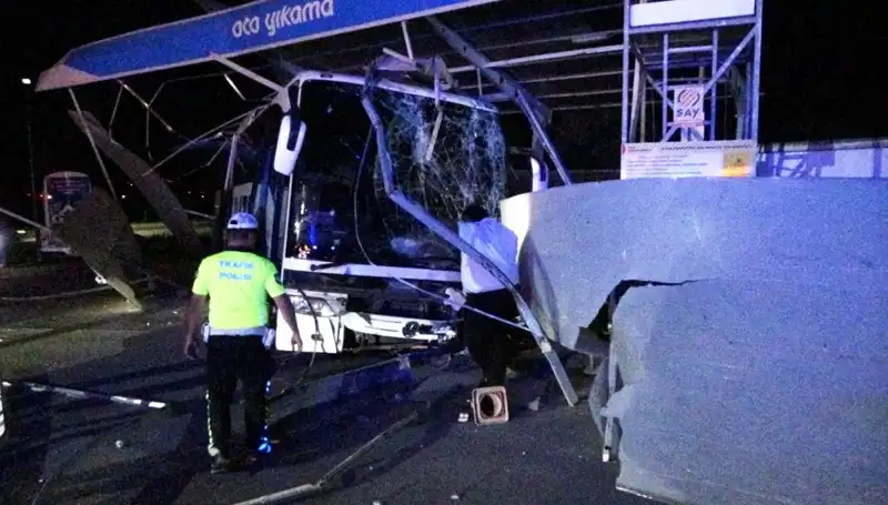 Otobüs Oto Yıkamaya Daldı: Feci Kazada 8 Kişi Yaralandı
