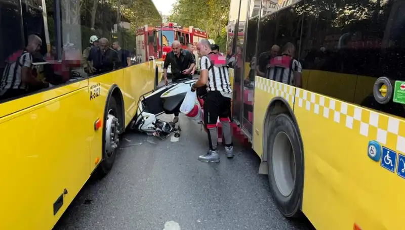 İstanbul'da Motosiklet İETT Otobüslerinin Arasında Mahsur Kaldı