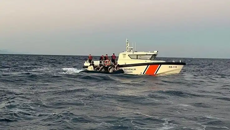 Ayvacık Açıklarında 17 Göçmen Kurtarıldı: İnsanİ Hayatlar Kurtuluyor