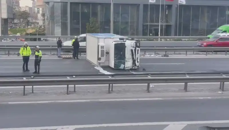 Basın Ekspress’te Kamyonet Devrildi: İstasyon Yolunda Tüm Trafik Kilitlendi!