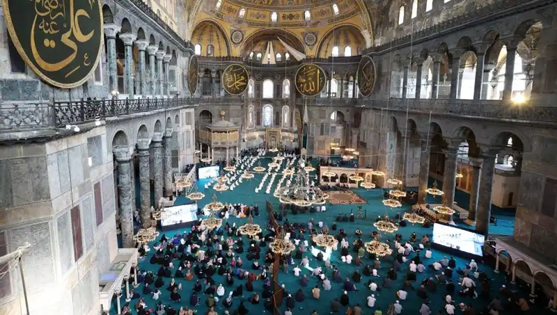 Ayasofya'nın Kapısını Kıran Sanığa Hapis Cezası: Tarihi Yapıya Zarar Veren Cezalandırılıyor