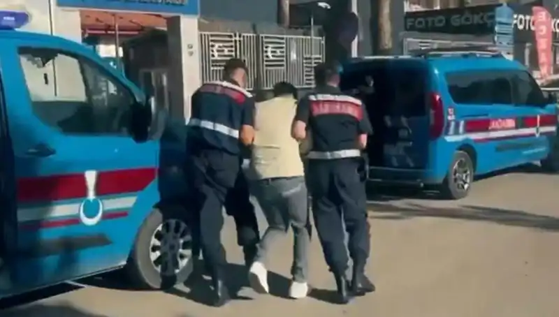 Türkiye Genelinde Suç Şebekelerine Yönelik Büyük Operasyon: 74 Gözaltı