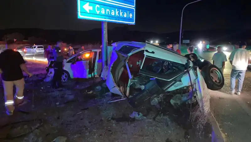 Çanakkale'de Otomobil Kazası: İki Araç Çarpıştı, Yaralılar Hastanede