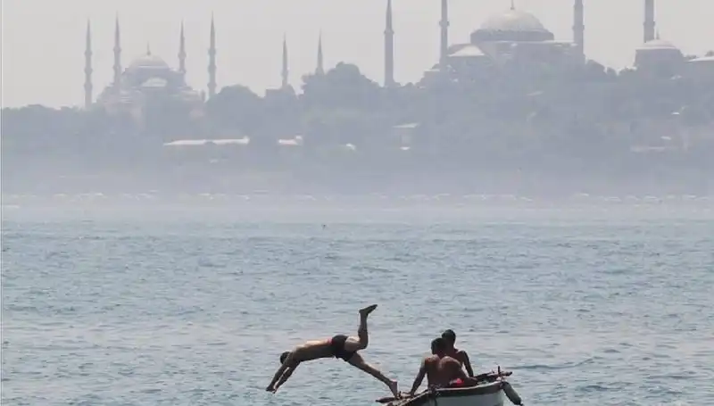 : Yazın İlk Sıcak Dalgası Geliyor: 44 Derecelik Rekorlar Kapıda!