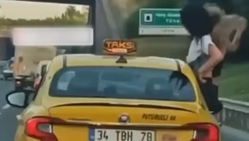 TEM'de Taksi Camından Sarkan Gençler Olay Yaratıyor: Gerçekten Ne Oluyor?