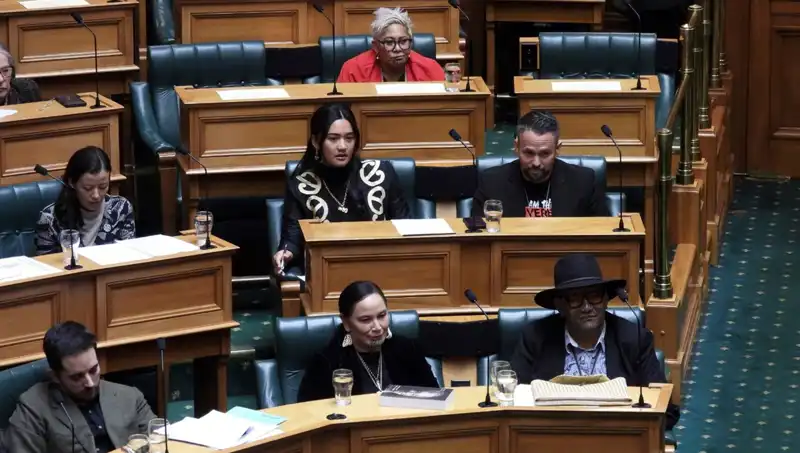 Yeni Zelanda Meclisi, 3 Maori Milletvekiline Haka Dansı Cezası Verdi