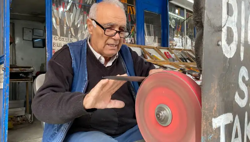81 Yaşında Olan Erhan Amca, Mesleğini Keyifle Sürdürüyor!