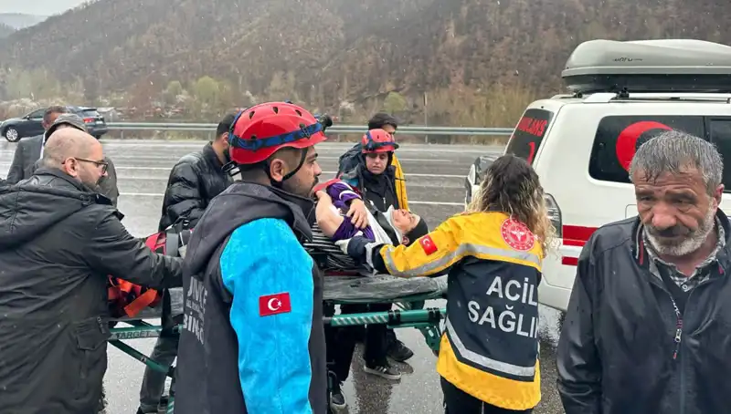 Otomobil İstinat Duvarına Çarptı: Feci Kazada 5 Kişi Yaralandı