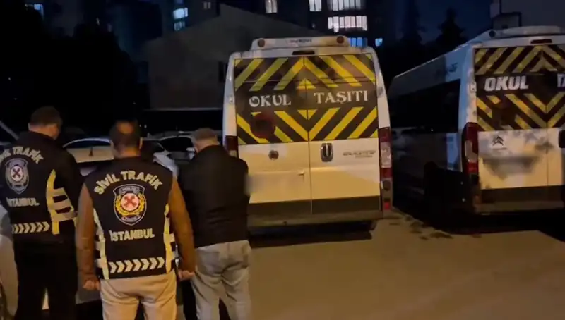 Görüntüler Tepki Çekti: İki Servis Sürücüsü Yakaladı, Gereken Cezayı Aldı