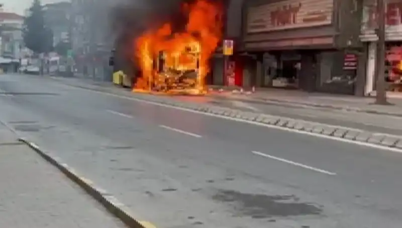 Ümraniye'de Korku Dolu Anlar: Yangın Kısa Sürede Kontrol Altına Alındı