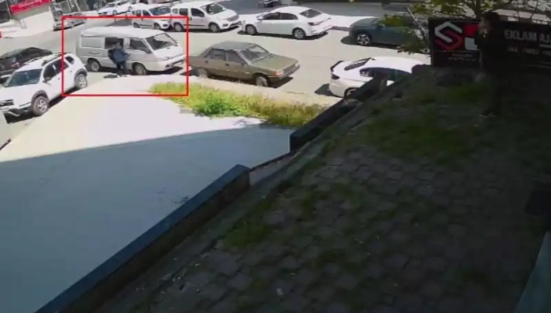 Aracını Çalmak İsteyen Hırsız Suçüstü Yakalandı, O Anlar Kamerada!