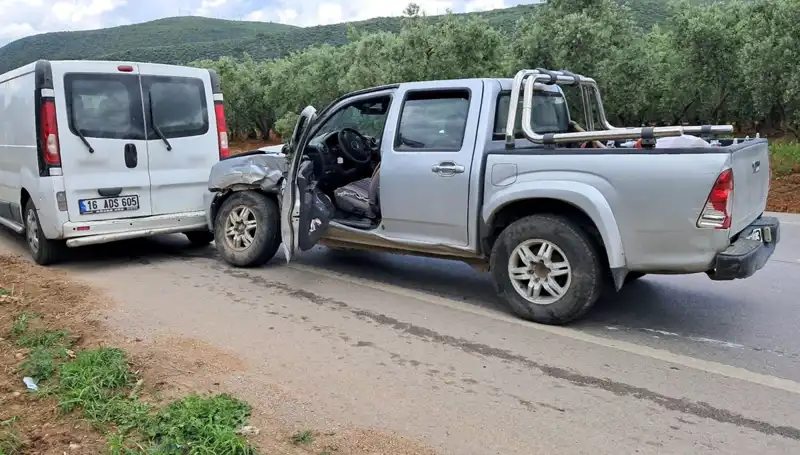 Bursa’da Minibüs ile Kamyonet Çarpıştı: İki Kişi Yaralandı