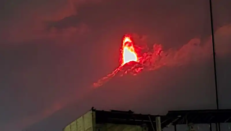 Fuego Yanardağı'ndan Yükselen Alevlerle 30 Bin Kişilik Tahliye Alarmı