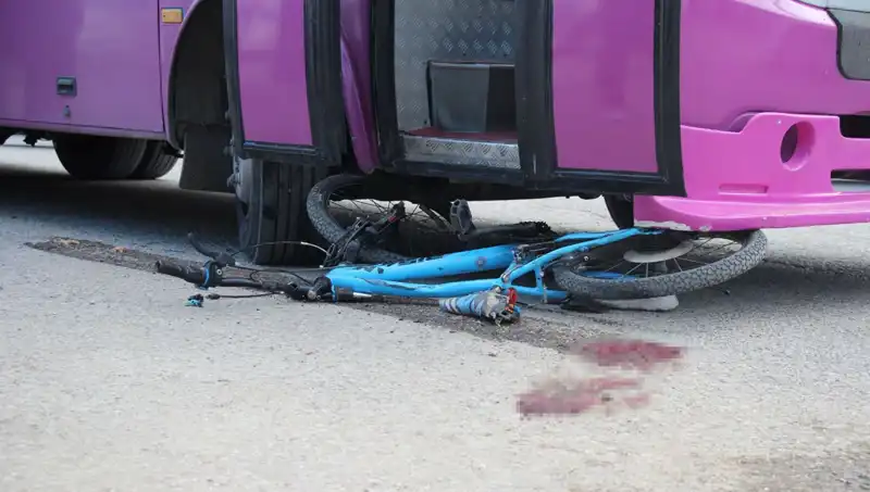 Çocuk Bisikletle Yola Çıktı: Otobüsün Altında Kalarak Hayatını Kaybetti