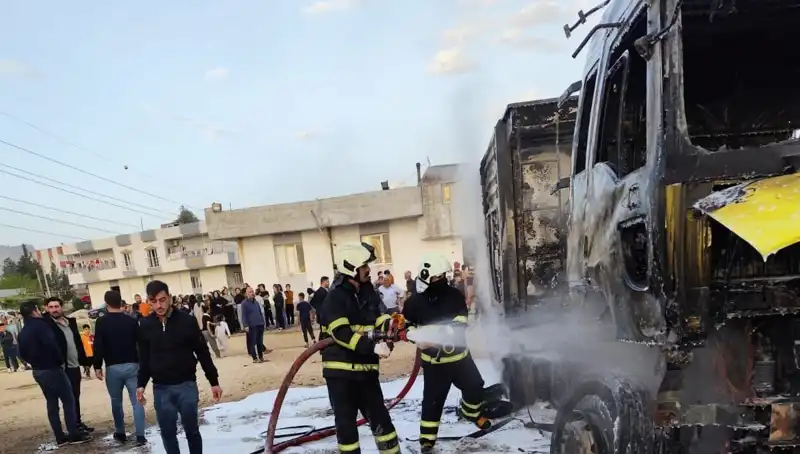 Park Halindeki İki TIR'ın Alev Alev Yanma Olayı Şok Etti