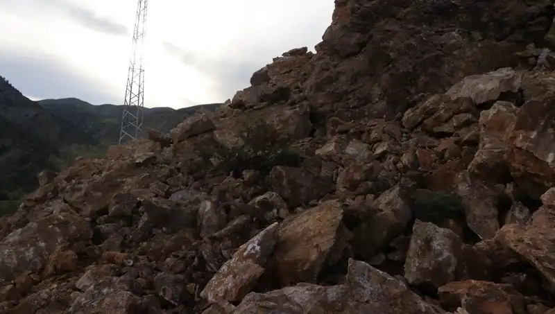 Erzurum'da Heyelan: Dev Kayalar Yolu Ulaşıma Kapandı, Büyük Tehlike!