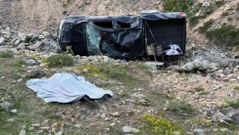 Gümüşhane'de Feci Kaza: Bir Kişi Hayatını Kaybetti, 5 Yaralı