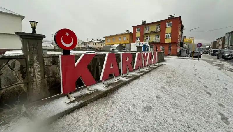 Temmuzda Aniden Gelen Kar Yağışı, Sürücüler için Zor Anlar Yarattı