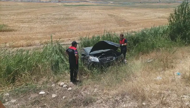 Şarampole Uçan Otomobilde İki Kişi Yaralandı: Olay Yerinden İlk Görüntüler