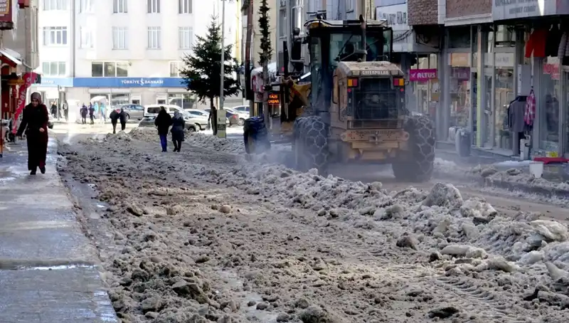 Sarıkamış'ta Beklenen Kış Oyunları Öncesi Kar ve Buz Temizleme Çalışmaları Başladı
