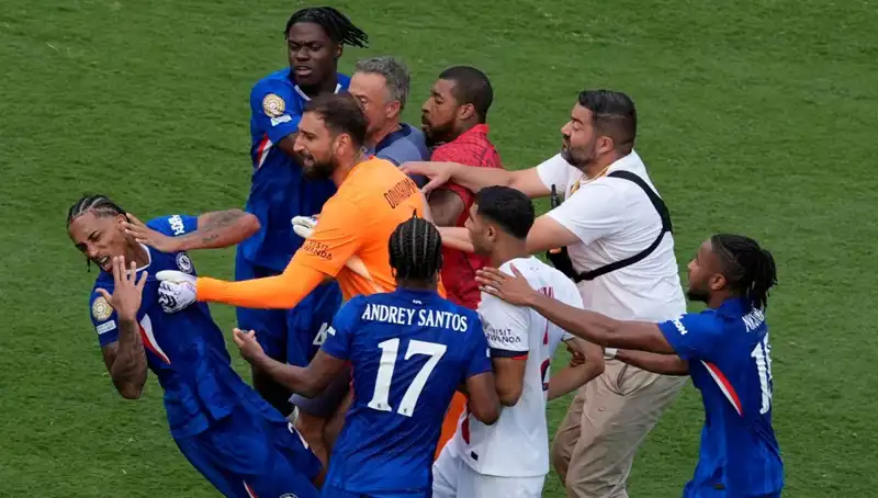 Futbol Dünyasında Şok Eden Gelişme: Teknik Direktörden Futbolcuya Yumruk!
