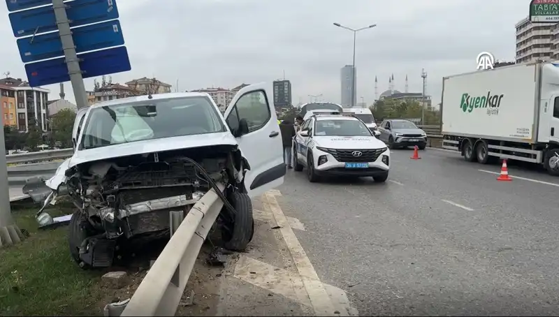 Otoyolda Feci Kaza: Araç Bariyerlere Saplanarak Hurdaya Döndü!