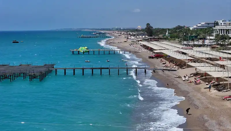 Antalya Sahilleri: Güneşli Hava ve Tatil Keyfi Bu Yıl Zirveye Çıkıyor