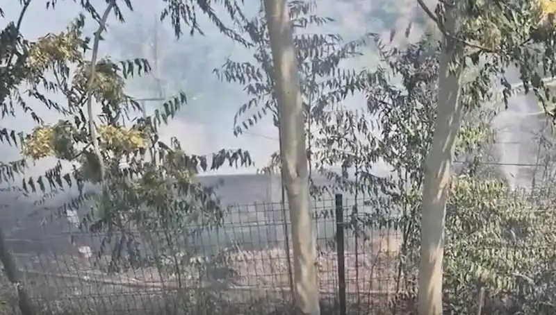 Sultangazi'de Yangın Korkutan Anlar: Otluk Alan Gecekonduya Sıçradı