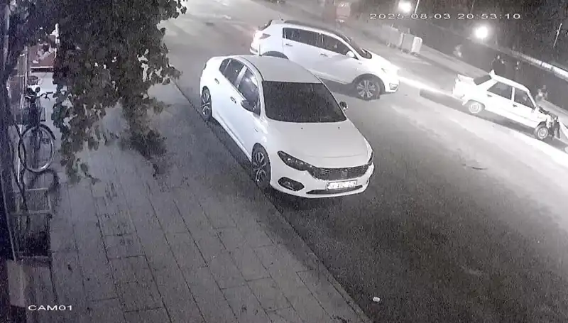 Yayalara Öncelik Vermek İsterken Kaza Yapan Şoförler! Ne Oluyor?