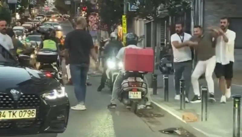 Nişantaşı’nda Yolda Kavga: Kadına Sopa İle Saldırı Şoku!