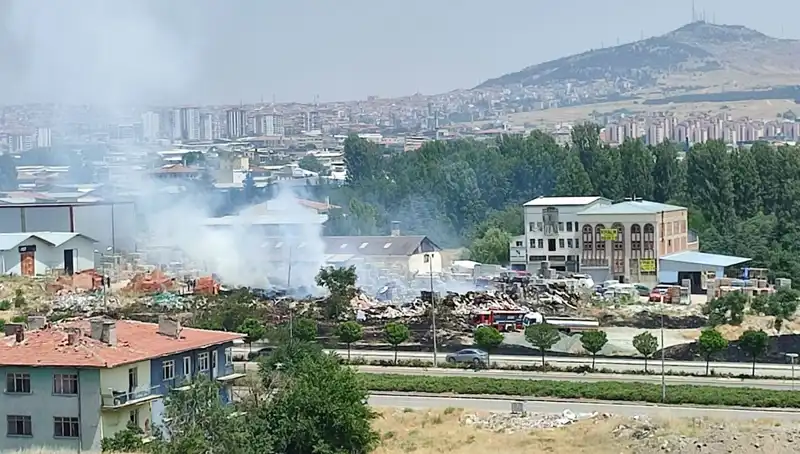 Otluk Alanda Başlayan Yangın, Depoyu Küllere Çevirerek Felakete Yol Açtı