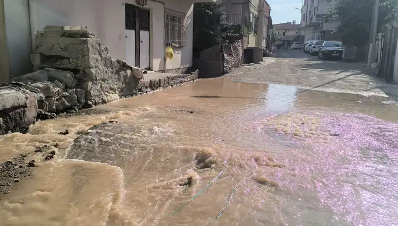 Çarşıda İçme Suyu Hattı Patladı, Kıyamet Gibi Anlar Yaşandı!