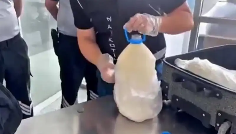 Havalimanında Süt Şişesinde Ele Geçirilen Uyuşturucu Skandalı: 12 Kilo 800 Gram