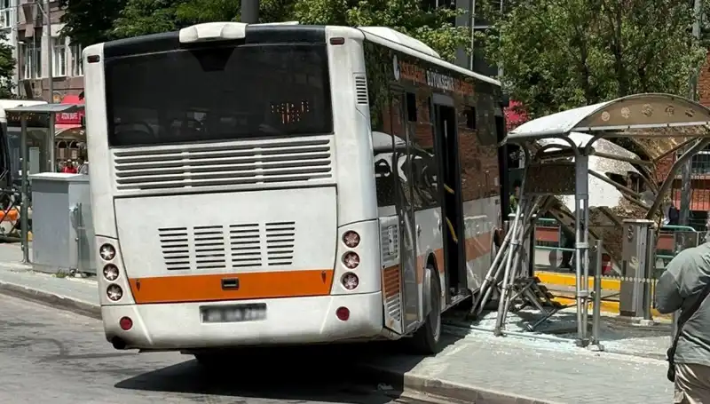 Belediye Otobüsü Tramvay Durağına Daldı: Olay Anı ve Sonrası